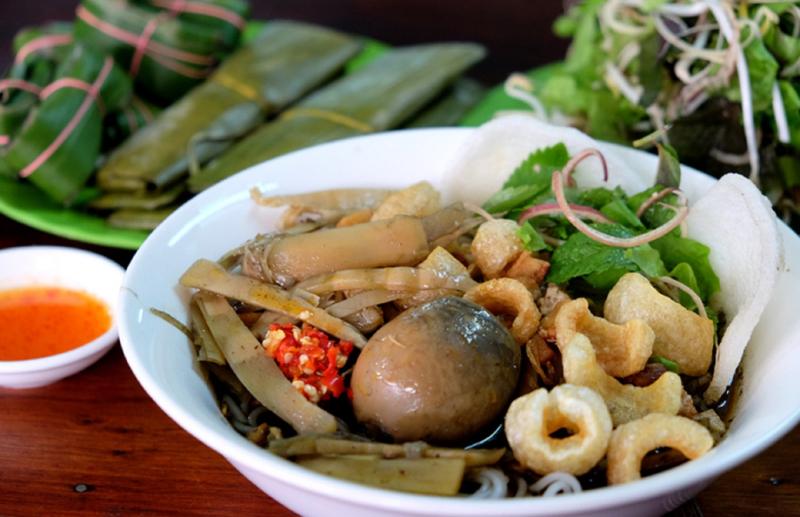 Bún mắm cua gồm bún cua đồng thịt ba chỉ ....