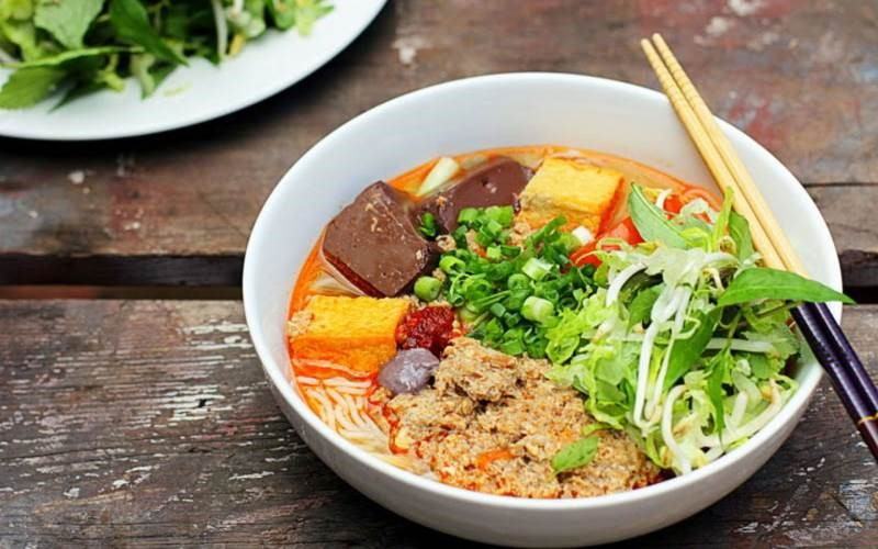 Bún riêu có vị ngọt đậm, nước dùng hơi chua, phảng phất mùi cua đồng.
