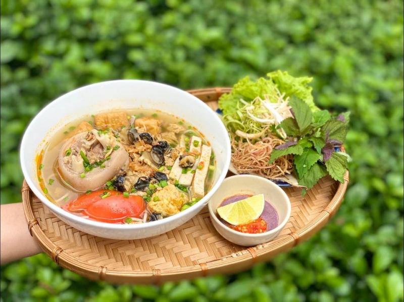 Nước dùng đẫm màu cà chua, thơm mùi hành phi