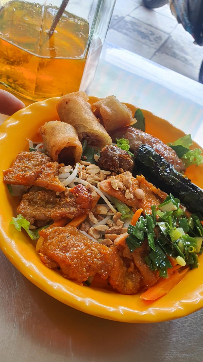 Bún Thịt Nướng Sáu Cần