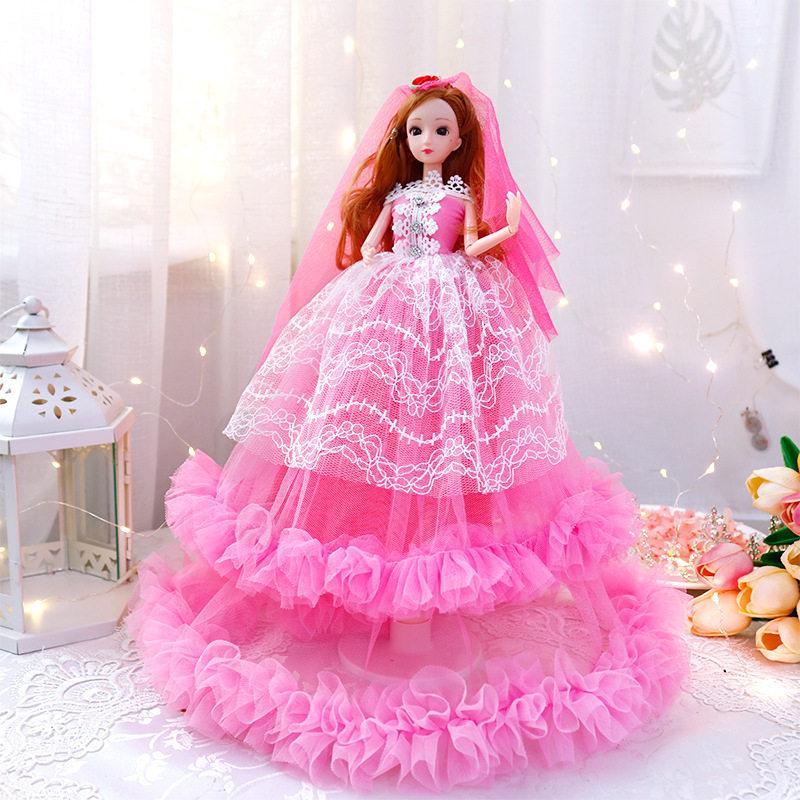 Li sa khoác trên mình một chiếc váy dạ hội màu đỏ lộng lẫy, lấp lánh với những sợi kim tuyến nhiều màu.
