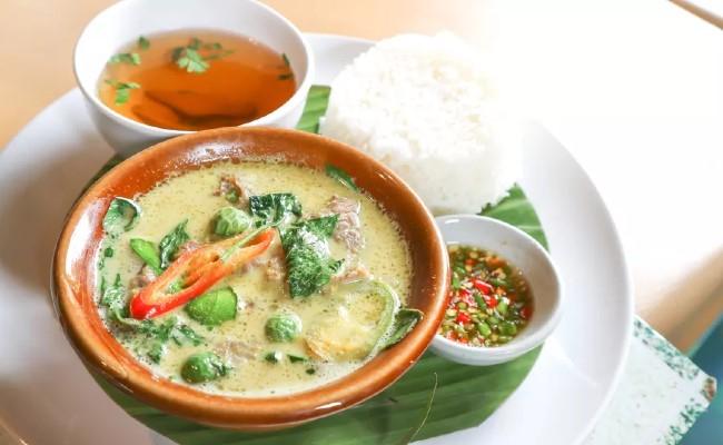 Cá hồi nấu cà ri xanh
