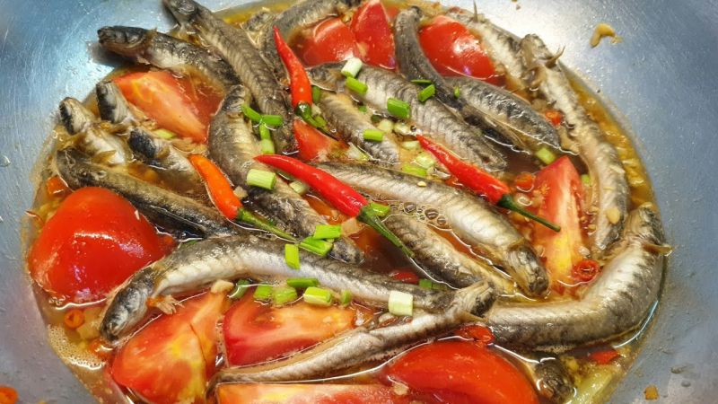Cá kèo kho lạt với cà chua
