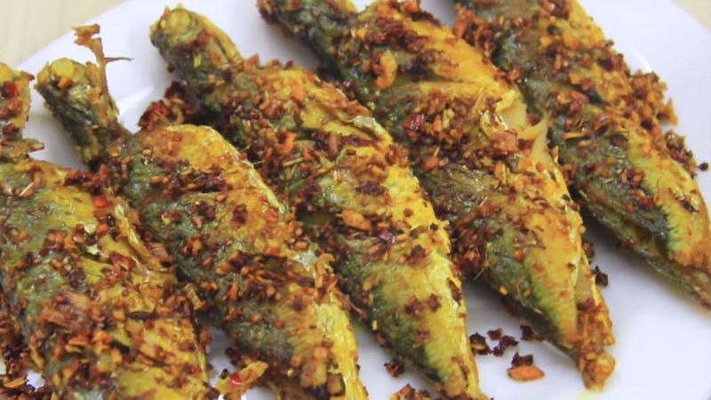 Cá nục chiên sả ớt nghệ