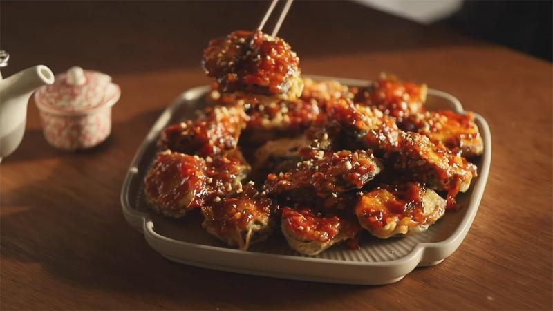 Cà tím nhồi thịt chiên sốt tỏi