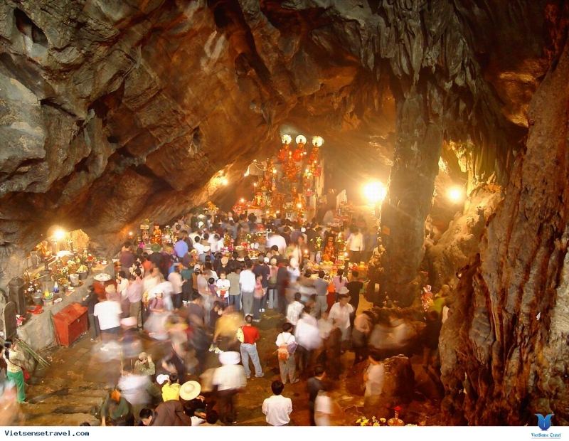 Dâng lễ, cầu tài lộc