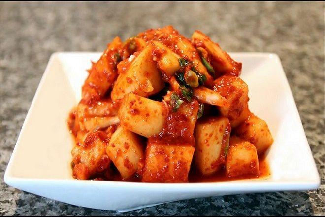Cách làm kim chi tại nhà từ su hào với cải xoăn