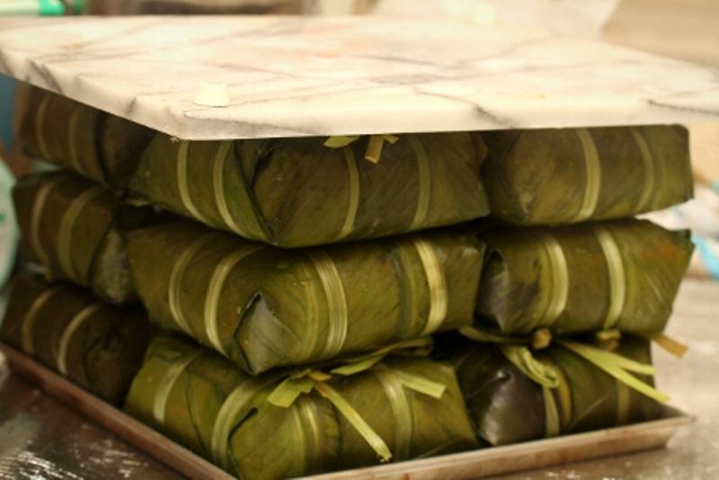 Nén bánh chặt bằng vật nặng giúp bánh ngót nước ăn không bị nhão