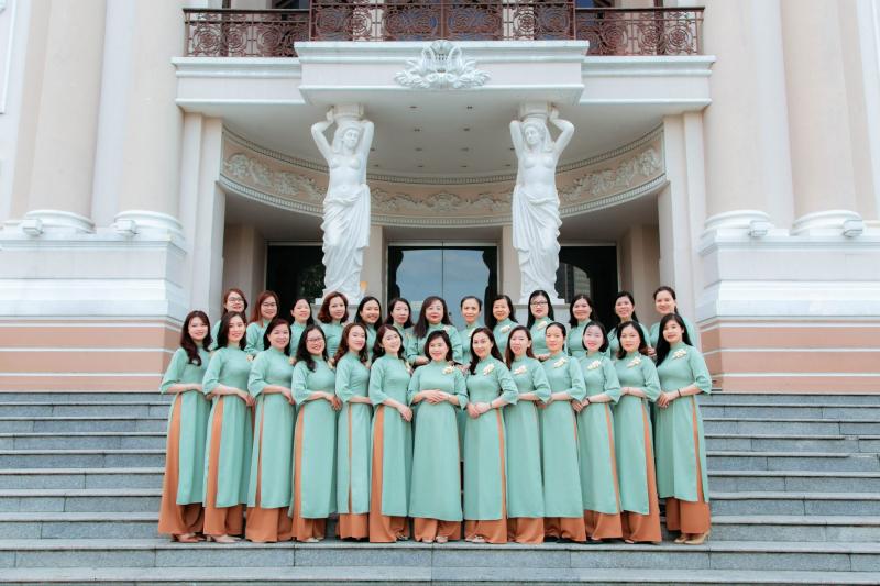 Cách tạo dáng chụp ảnh áo dài nhóm bằng cách tạo khối hình