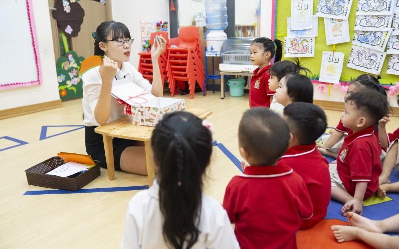 Phụ huynh kiên quyết gửi con dù bé đang bị đau mắt đỏ