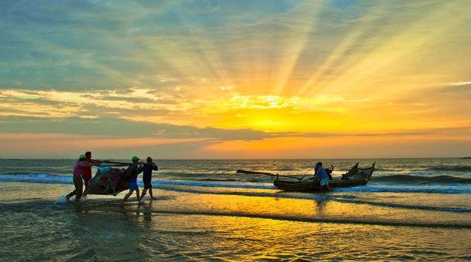 Ngắm nhìn cảnh biển cùng đoàn thuyền đánh cá ra khơi thật hào hứng và thú vị biết bao