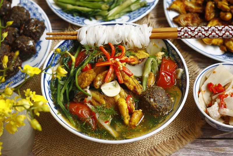 Tất cả các công đoạn trên đã tạo ra một tô canh cá thơm ngào ngạt làm say đắm lòng người
