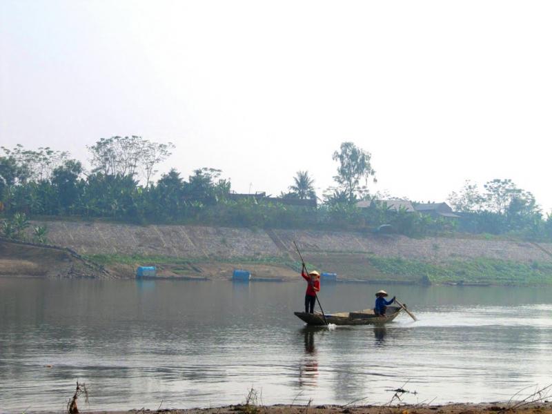 Cảnh đá bờ sông