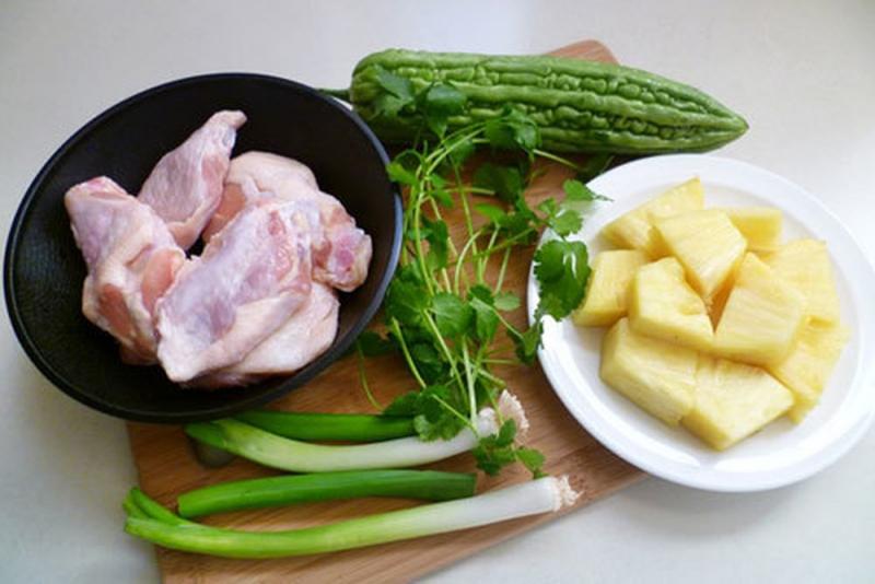 Canh gà nấu khổ qua