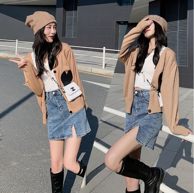 Cardigan phối với chân váy jeans ngắn