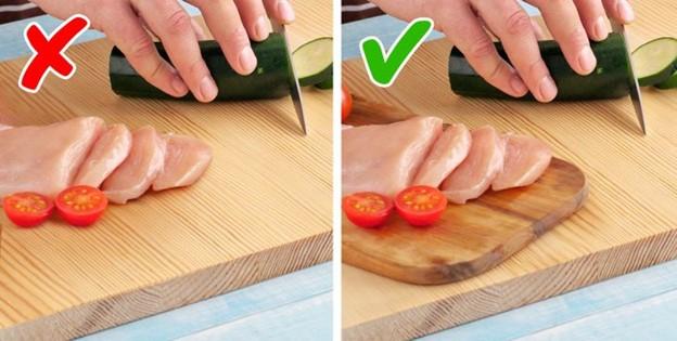 Cắt thịt và rau củ trên cùng một thớt