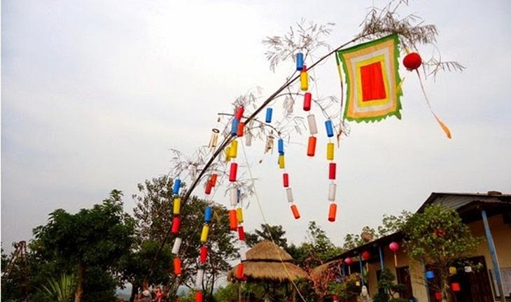 Ở đầu cây nêu treo những thứ như: bùa trừ tà, khánh, vải điều, cá chép, vàng mã...