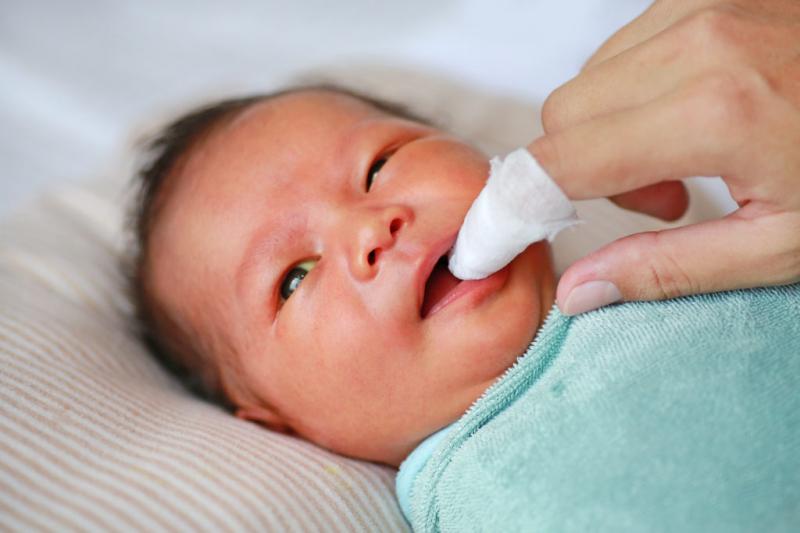Chăm sóc da, mắt, lưỡi, mũi cho trẻ