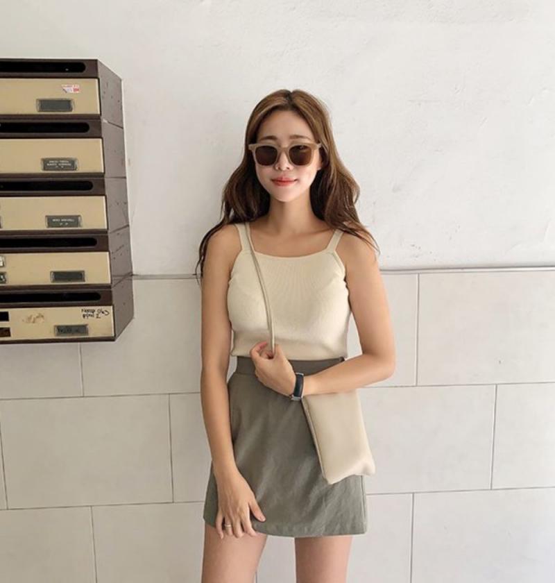 Áo hai dây phối cùng chân váy chữ A