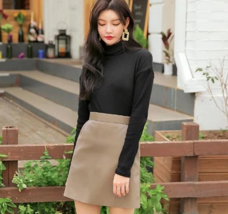 Chân váy da kết hợp áo thun bó