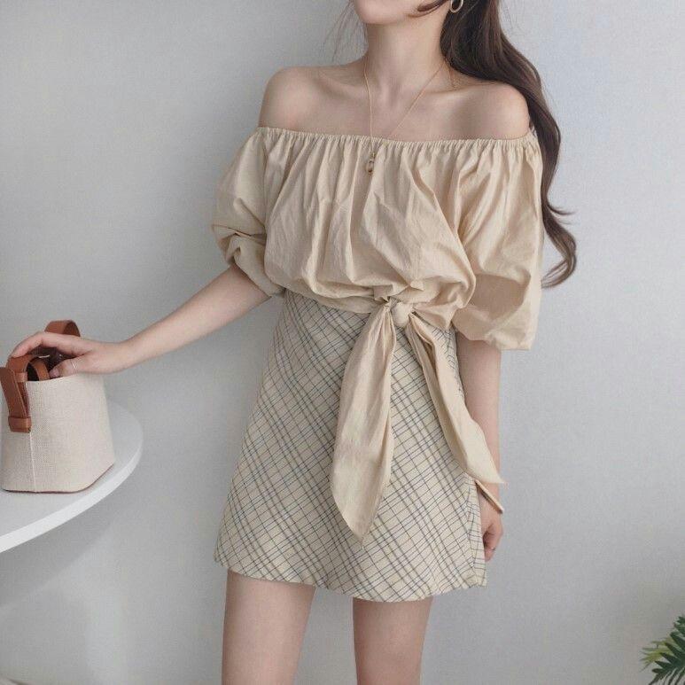Chân váy ngắn chữ A phối với áo trễ vai