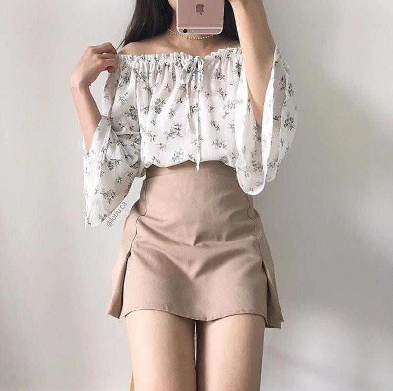 Chân váy ngắn chữ A phối với áo trễ vai