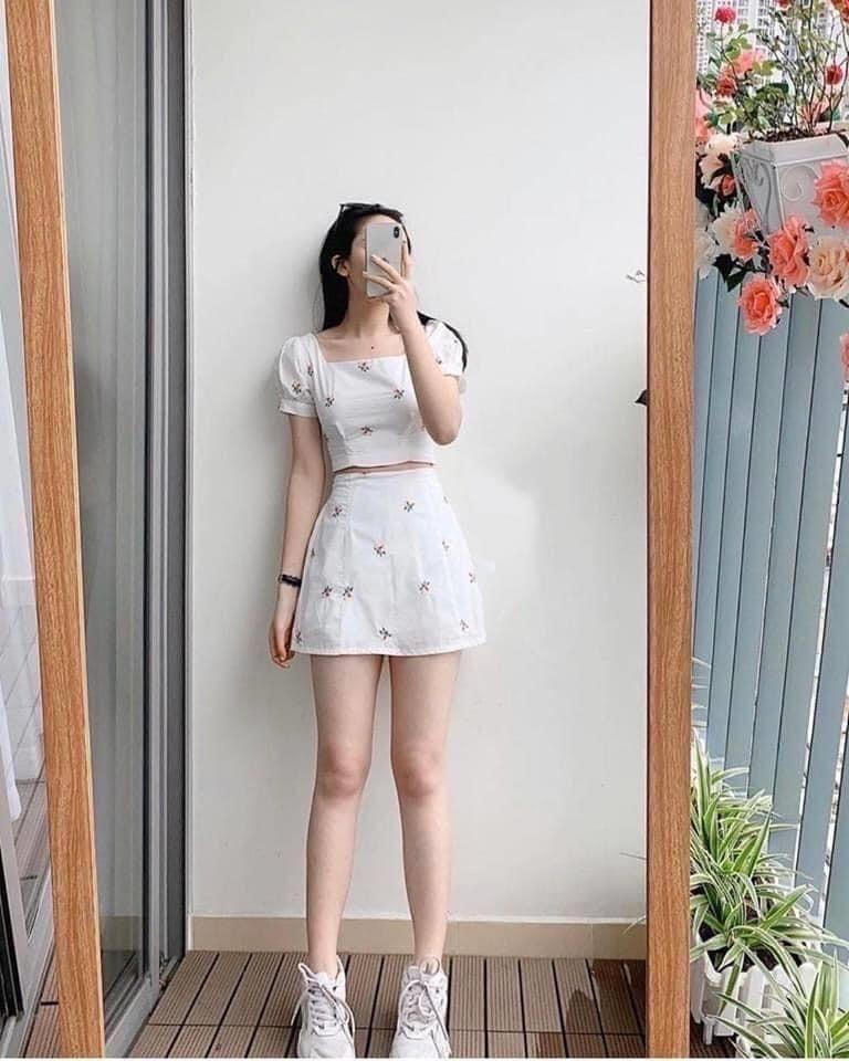Chân váy ngắn phối với áo croptop ngắn tay