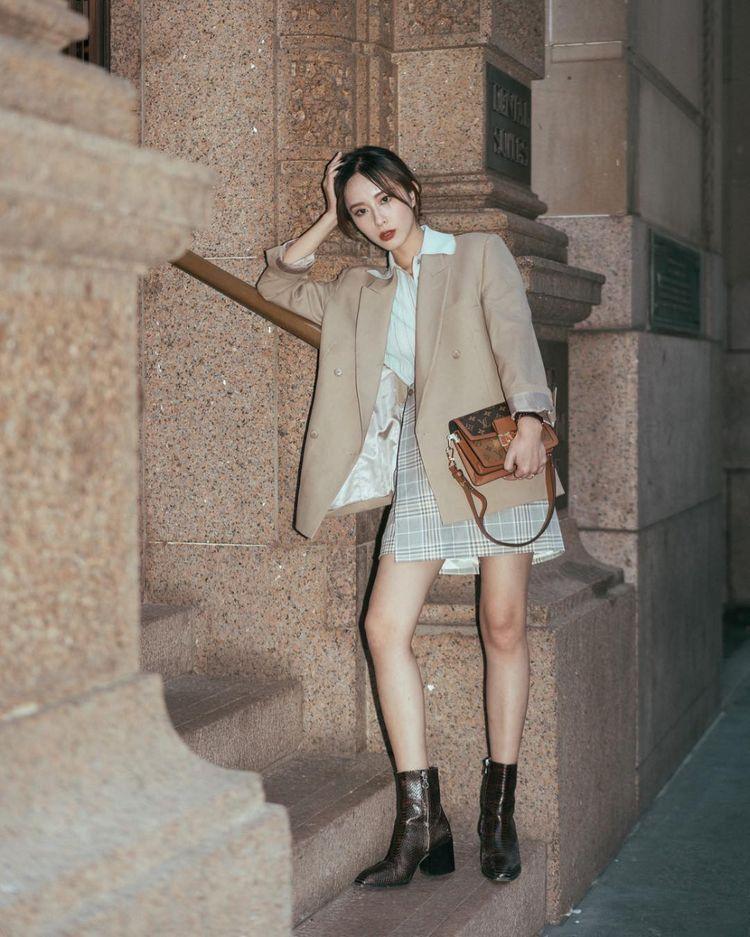 Chân váy ngắn phối với áo khoác blazer