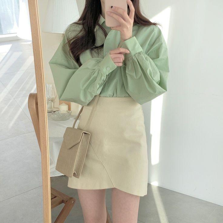 Chân váy ngắn phối với áo sơ mi