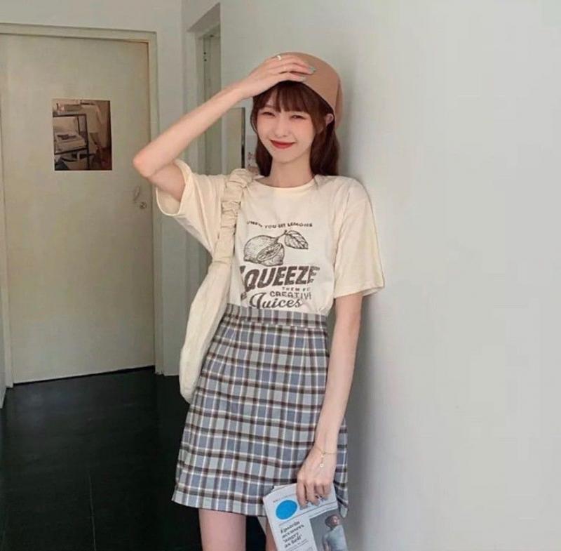 Chân váy ngắn phối với áo thun