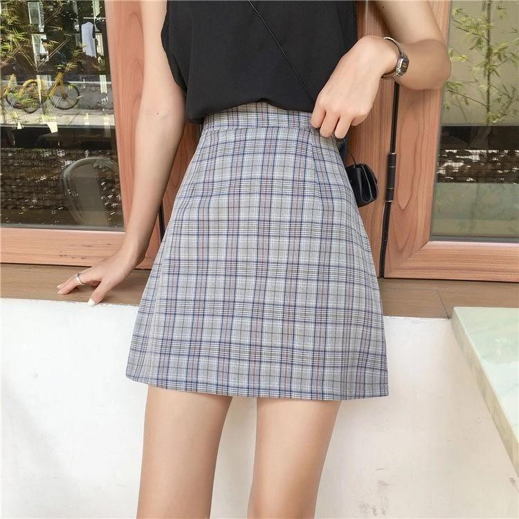 Chân váy ngắn phối với với áo tank top