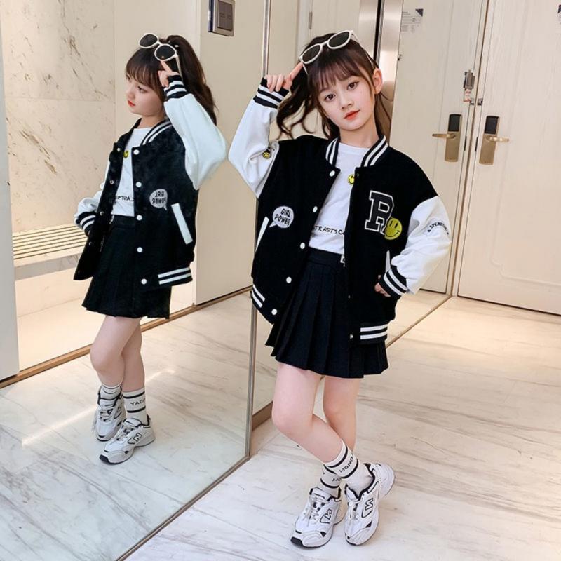 Chân váy phối với áo khoác bomber