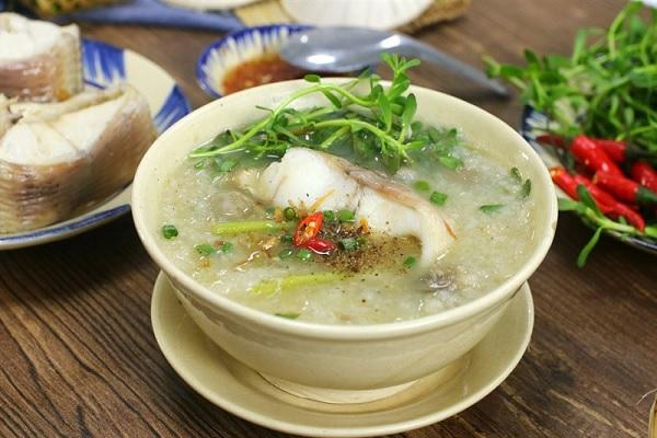 Cháo cá quả được các chuyên gia dinh dưỡng khuyên ăn mỗi ngày.