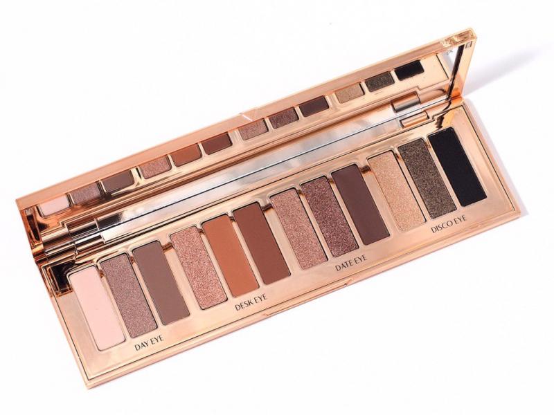 Bảng Phấn Mắt Charlotte Tilbury Instant Eye Palette Limited Edition sẽ làm cho bạn say mê không chỉ bởi vẻ ngoài long lanh hớp hồn, mà còn bởi chất lượng cao cấp bên trong nữa.