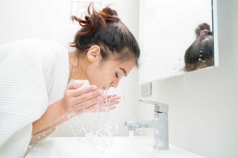 Chậu rửa và khăn mặt phải sạch sẽ