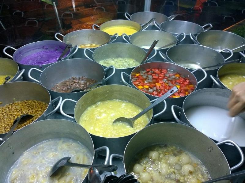 Chè Huế và bánh xèo Huế