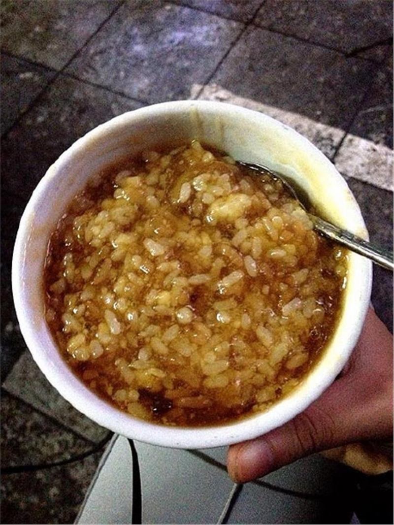Chè sóng sánh nóng hổi còn toả khói được cho vào chén sau đó thêm phần xôi vò lên phía trên, vậy là món ăn đã hoàn tất.