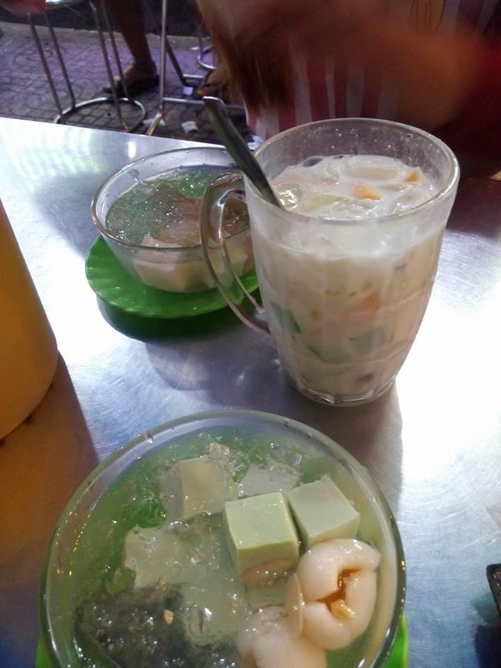 Chè ở đây đa dạng và hấp dẫn lắm, từ những món truyền thống như củ năng, hạt sen, sâm bổ lượng...