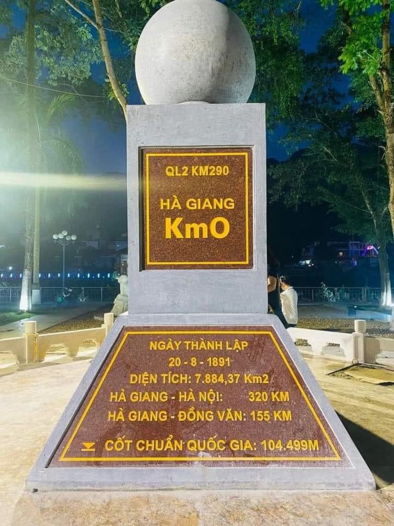 Cột Km số 0 bằng đá hoa cương bên QL2