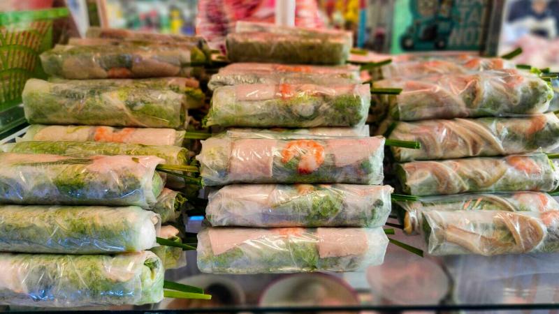 Chị Huệ - Gỏi Cuốn Và Trà Đào