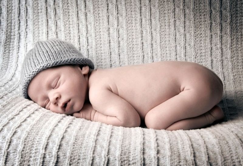 Cha mẹ có thể cho bé nằm sấp.