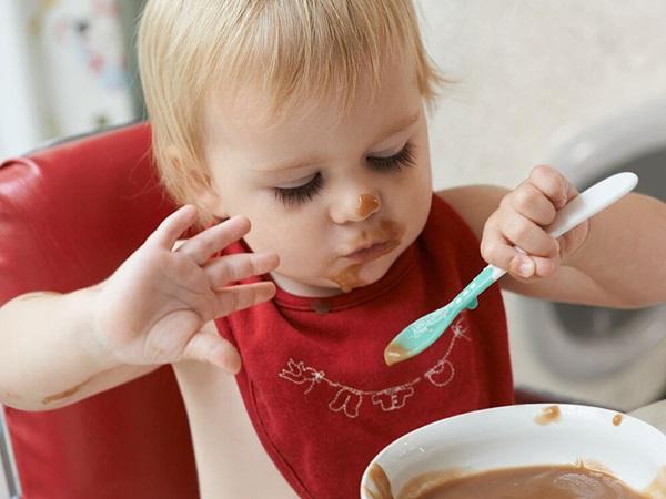 Cho bé tự bốc, tự xúc ăn