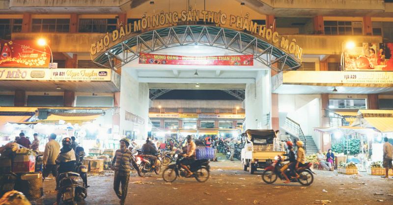 Chợ nông sản ngày đêm tấp nập người