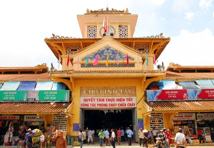 Khung cảnh bên ngoài chợ Bình Tây