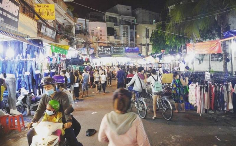Chợ đêm Hạnh Thông Tây tấp nập nhộn nhịp với các sạp quần áo