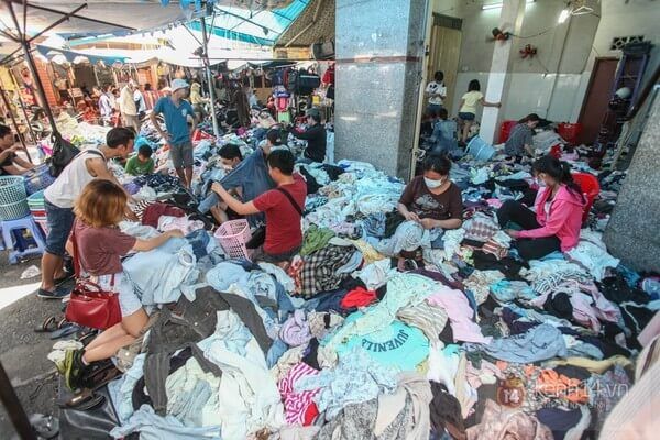 Người mua vui vẻ lựa đồ thùng tại chợ