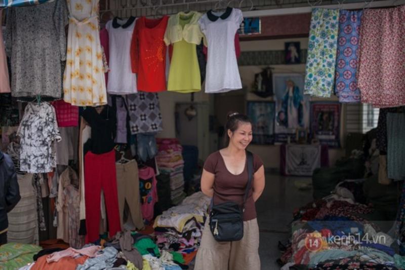 Chợ Nghĩa Hòa có quy mô khá khiếm tốn so với các chợ đồ cũ khác của Sài Gòn