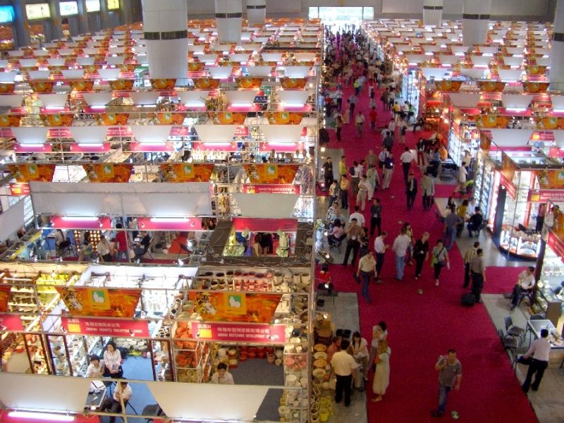Khu chợ khá nhiều các gian hàng