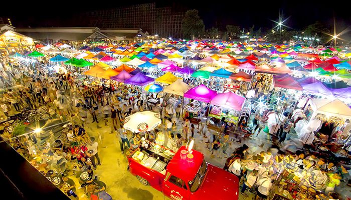 Chợ Xe Lửa Talad Rod Fai