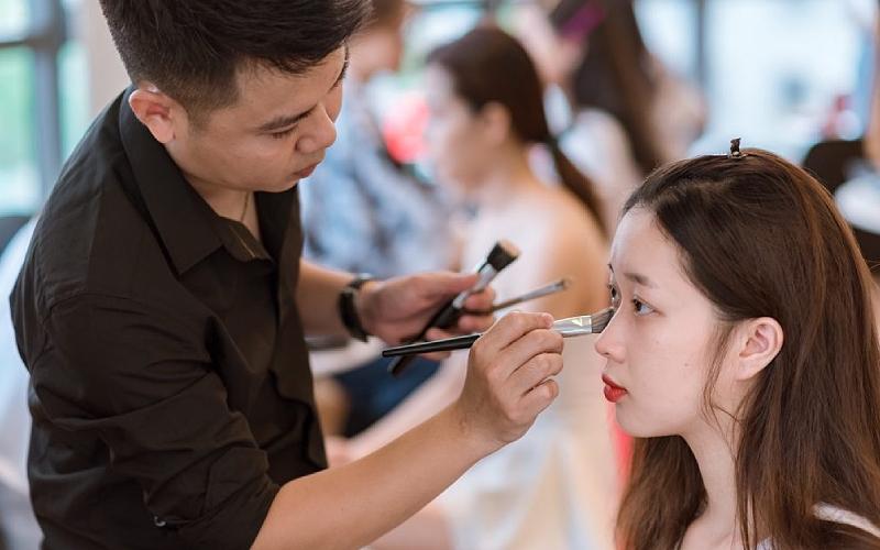 Chọn cho mình váy cưới - Lối trang điểm phù hợp